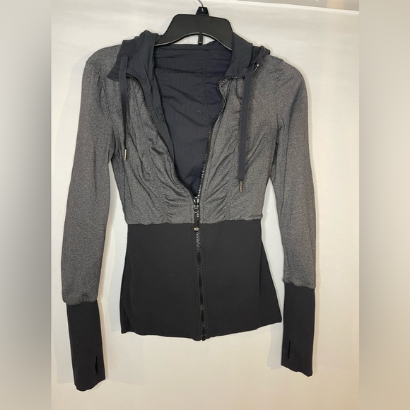 Lululemon Reversible Dance Studio Ill Jacket Black
Hood Thumbholes Size 4 - Picture 3 of 4